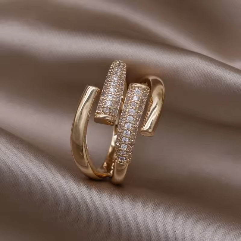 Luxurious Geometry Gold Ring Elegance