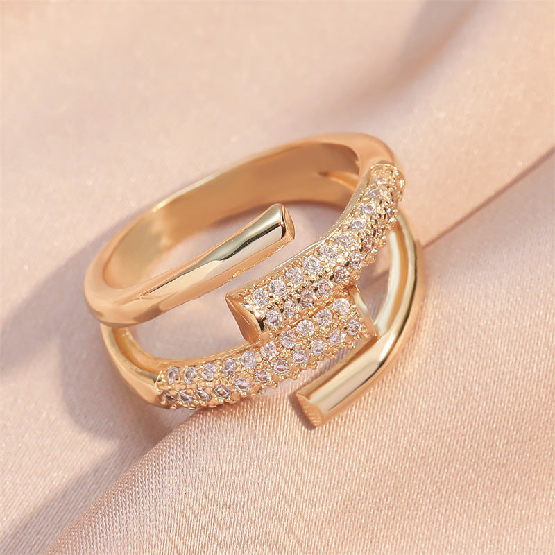 Luxurious Geometry Gold Ring Elegance