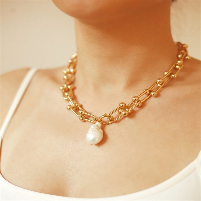 Horseshoe Buckle Pearl Necklace
