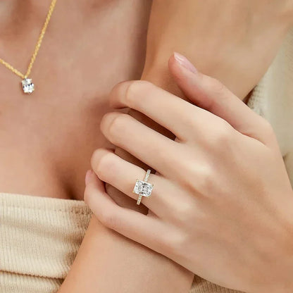 Elegant Sparkle Emeraude Ring