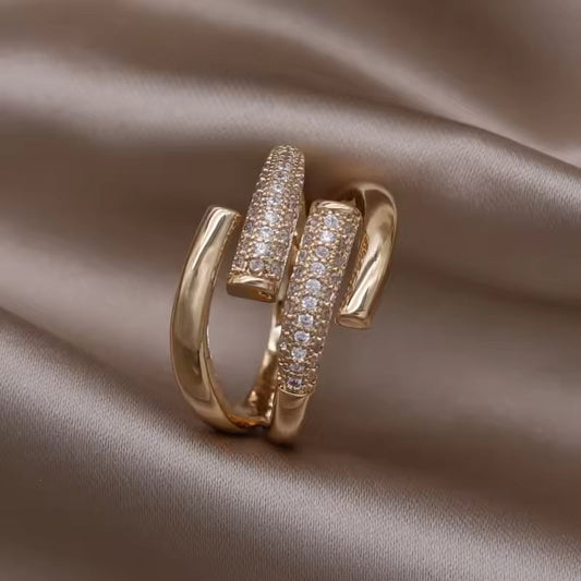Luxurious Geometry Gold Ring Elegance